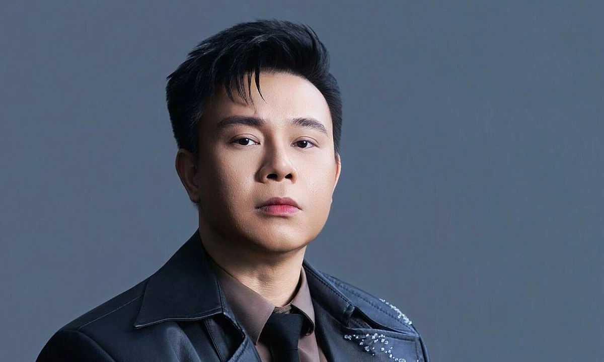 Đông Hùng chia tay sân khấu: Hành trình từ gánh nặng cơm áo đến cuộc sống đủ đầy - hình ảnh - okvipjl.com Đông Hùng chia tay sân khấu: Hành trình từ gánh nặng cơm áo đến cuộc sống đủ đầy - hình ảnh - okvipjl.com
