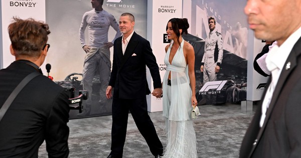 Hé lộ mối quan hệ giữa bạn gái và con riêng Brad Pitt - hình ảnh - okvipjl.com Hé lộ mối quan hệ giữa bạn gái và con riêng Brad Pitt - hình ảnh - okvipjl.com