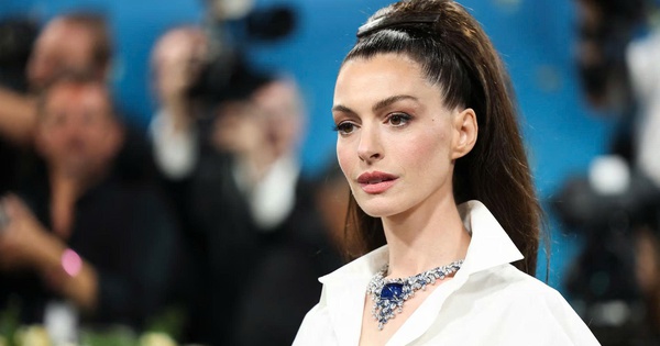 Anne Hathaway gần như bị mù mắt trái suốt 10 năm – Câu chuyện truyền cảm hứng giữa làng giải trí - hình ảnh - okvipjl.com Anne Hathaway gần như bị mù mắt trái suốt 10 năm – Câu chuyện truyền cảm hứng giữa làng giải trí - hình ảnh - okvipjl.com