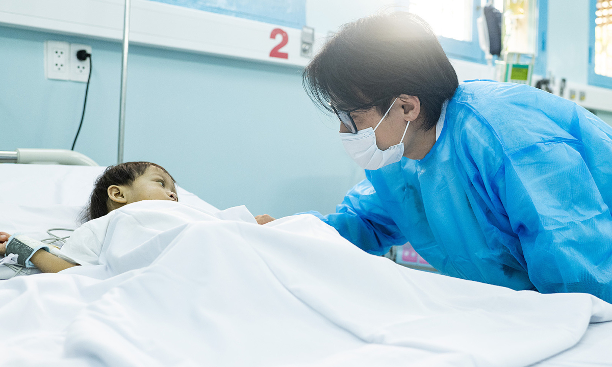 Nhà cái OKVIP đồng hành cùng Hà Anh Tuấn trong hành trình nhân ái cứu bé gái 2 tuổi - hình ảnh - okvipjl.com