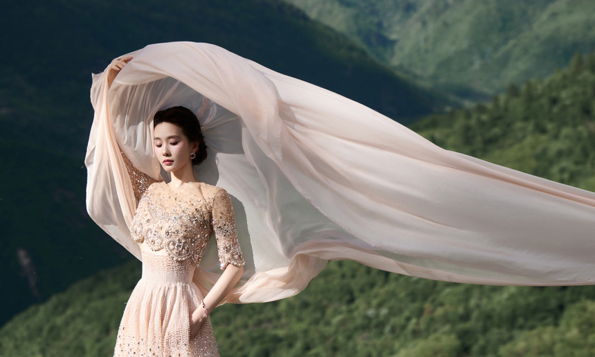 Lưu Thi Thi catwalk giữa thung lũng Cửu Trại Câu: Khoảnh khắc thanh lịch làm “náo loạn” mạng xã hội - hình ảnh - okvipjl.com
