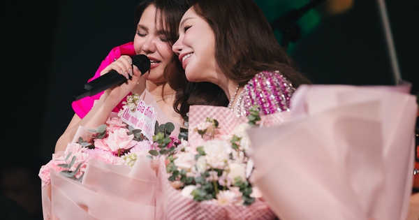 Myra Trần rơi nước mắt trước lời động viên của Hồ Quỳnh Hương tại liveshow sinh nhật - hình ảnh - okvipjl.com Myra Trần rơi nước mắt trước lời động viên của Hồ Quỳnh Hương tại liveshow sinh nhật - hình ảnh - okvipjl.com