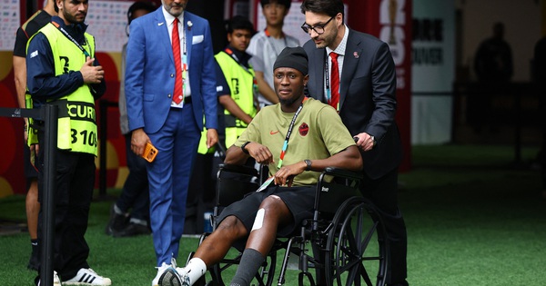 Tiền đạo Canada xuất hiện trên xe lăn sau chấn thương kinh hoàng, OKVIP đồng hành cùng người hâm mộ - hình ảnh - okvipjl.com Tiền đạo Canada xuất hiện trên xe lăn sau chấn thương kinh hoàng, OKVIP đồng hành cùng người hâm mộ - hình ảnh - okvipjl.com