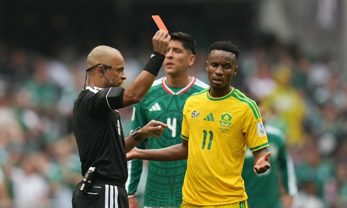 Trọng tài gây tranh cãi tại World Cup 2026: Khoảnh khắc khiến cầu thủ Nam Phi “ngơ ngác” vì rào cản ngôn ngữ - hình ảnh - okvipjl.com Trọng tài gây tranh cãi tại World Cup 2026: Khoảnh khắc khiến cầu thủ Nam Phi “ngơ ngác” vì rào cản ngôn ngữ - hình ảnh - okvipjl.com