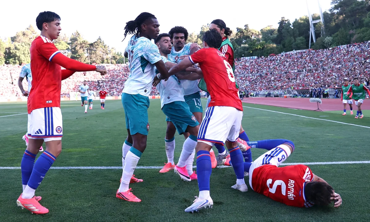 Tiền đạo Bồ Đào Nha tát đối thủ trong trận giao hữu trước World Cup - hình ảnh - okvipjl.com Tiền đạo Bồ Đào Nha tát đối thủ trong trận giao hữu trước World Cup - hình ảnh - okvipjl.com