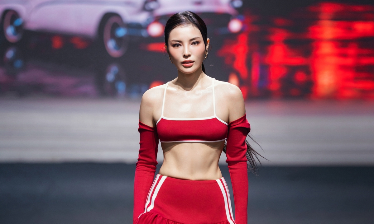 Đỗ Mạnh Cường lăng xê phong cách thể thao tại show thời trang DMC - hình ảnh - okvipjl.com Đỗ Mạnh Cường lăng xê phong cách thể thao tại show thời trang DMC - hình ảnh - okvipjl.com