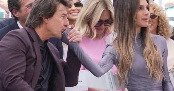Khoảnh khắc Tom Cruise hôn tay Victoria Beckham gây xôn xao cộng đồng mạng - hình ảnh - okvipjl.com