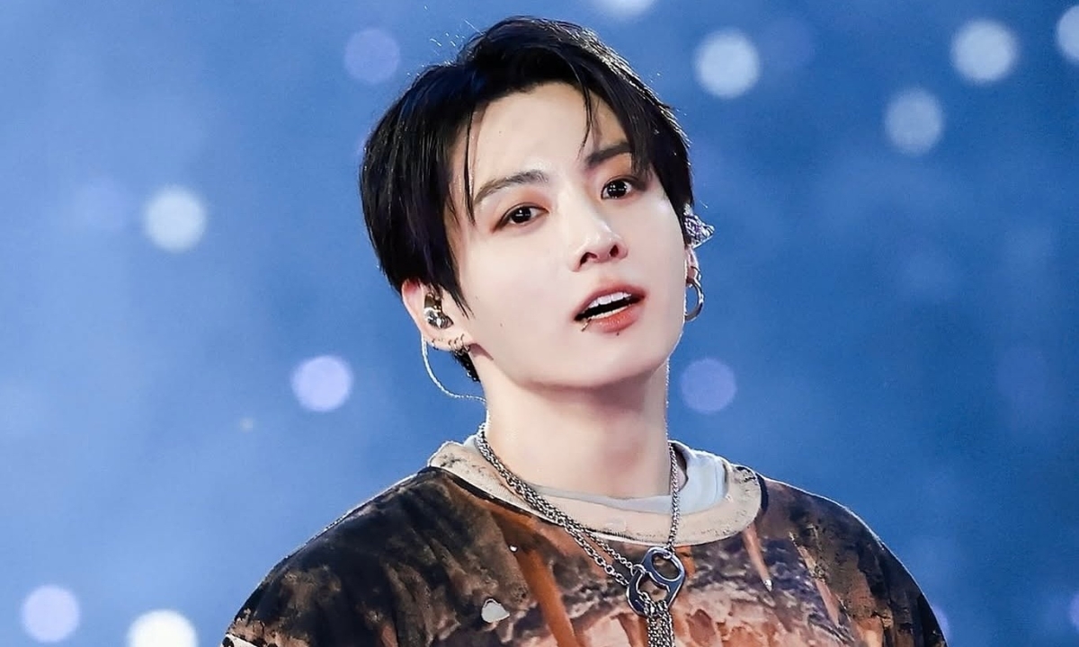 Jungkook diện mốt quần rách của nhà thiết kế Việt trên sân khấu quốc tế - hình ảnh - okvipjl.com Jungkook diện mốt quần rách của nhà thiết kế Việt trên sân khấu quốc tế - hình ảnh - okvipjl.com