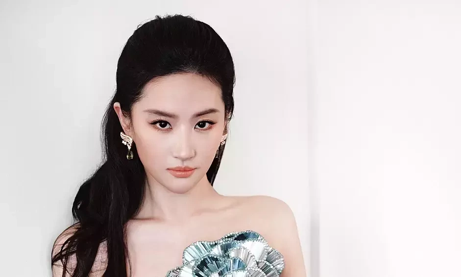 Lưu Diệc Phi tỏa sáng trong váy ‘bông hồng thủy tinh’ – OKVIP VIP đồng hành cùng người hâm mộ - hình ảnh - okvipjl.com Lưu Diệc Phi tỏa sáng trong váy ‘bông hồng thủy tinh’ – OKVIP VIP đồng hành cùng người hâm mộ - hình ảnh - okvipjl.com