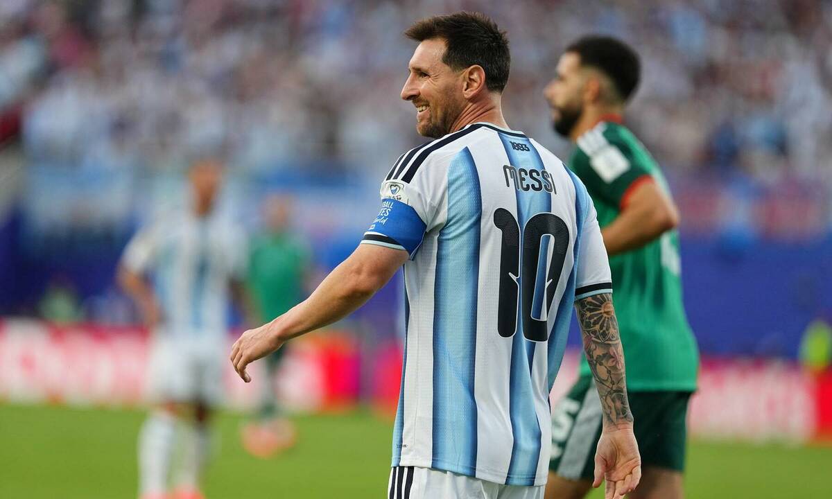 Chiến thuật đi bộ thông minh của Messi và cơ hội trải nghiệm casino live dealer tại OKVIP - hình ảnh - okvipjl.com