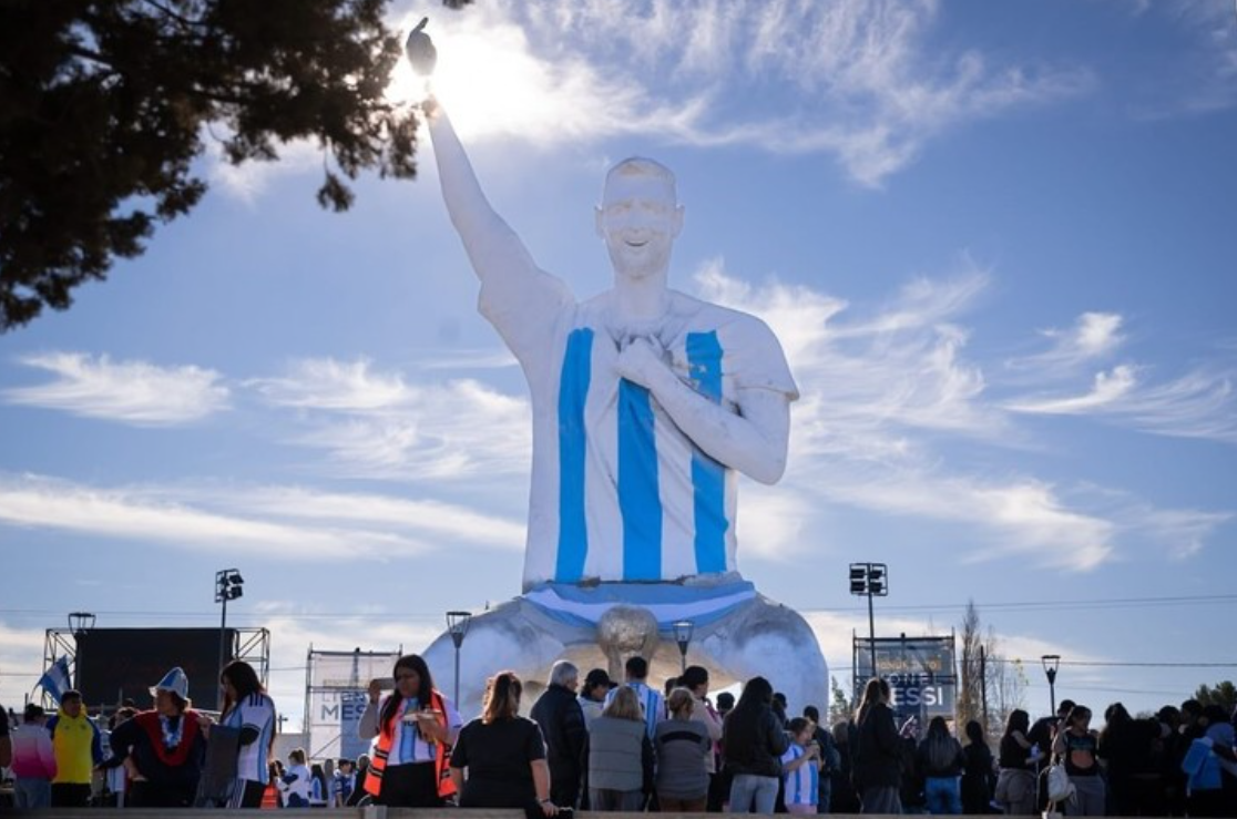 Argentina khánh thành tượng Messi cao 26 mét – Tôn vinh huyền thoại bóng đá thế giới - hình ảnh - okvipjl.com
