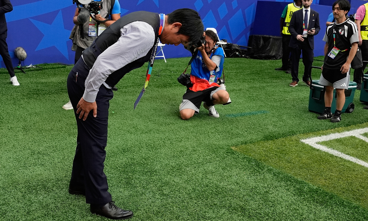 HLV Nhật Bản cúi đầu tri ân khán giả sau trận thua Brazil tại World Cup 2026 - hình ảnh - okvipjl.com HLV Nhật Bản cúi đầu tri ân khán giả sau trận thua Brazil tại World Cup 2026 - hình ảnh - okvipjl.com