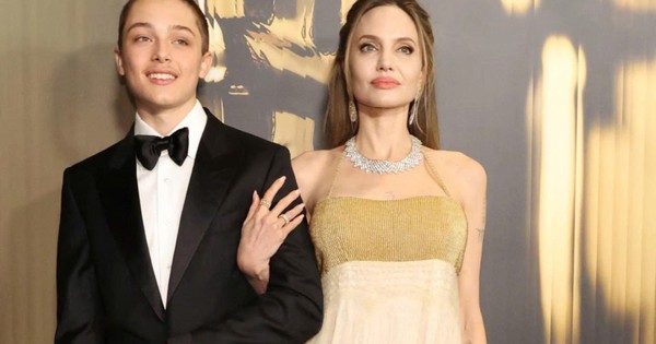 Hành trình trưởng thành của cặp song sinh nhà Brad Pitt và Angelina Jolie: Knox tốt nghiệp trung học - hình ảnh - okvipjl.com