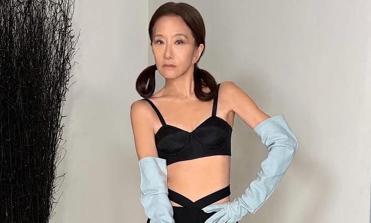 Vera Wang diện váy xuyên thấu, buộc tóc hai bên: Phong cách trẻ trung ở tuổi 77 - hình ảnh - okvipjl.com Vera Wang diện váy xuyên thấu, buộc tóc hai bên: Phong cách trẻ trung ở tuổi 77 - hình ảnh - okvipjl.com