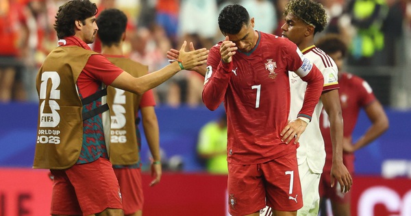 Ibrahimovic chê HLV Martinez không dám hy sinh Ronaldo, khiến Bồ Đào Nha bị loại cay đắng - hình ảnh - okvipjl.com Ibrahimovic chê HLV Martinez không dám hy sinh Ronaldo, khiến Bồ Đào Nha bị loại cay đắng - hình ảnh - okvipjl.com