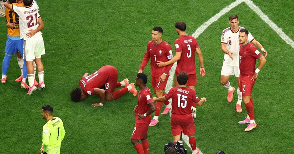 HLV Tây Ban Nha gây sốt với cảnh ôm Ronaldo: ‘Tôi ngưỡng mộ giá trị anh ấy…’ - hình ảnh - okvipjl.com