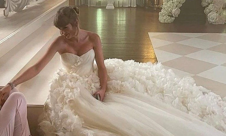 Taylor Swift diện đầm cưới Dior trong hôn lễ với Travis Kelce - hình ảnh - okvipjl.com Taylor Swift diện đầm cưới Dior trong hôn lễ với Travis Kelce - hình ảnh - okvipjl.com